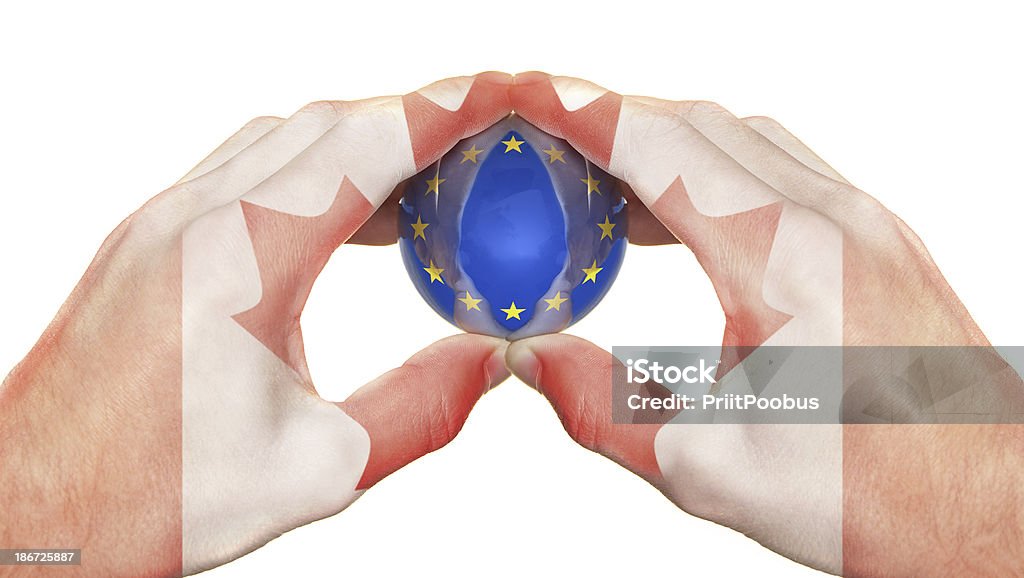 Canadá Mãos segurando uma bola de vidro refletivo da Europa - Foto de stock de Acordo royalty-free