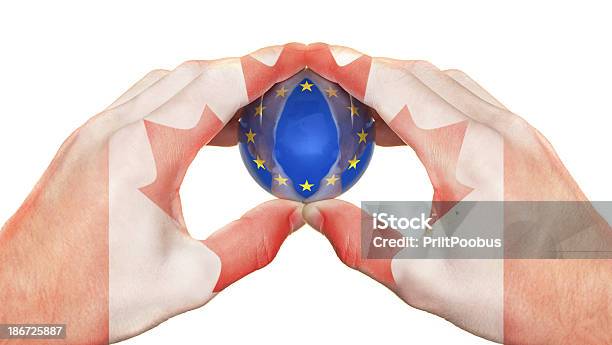 Foto de Canadá Mãos Segurando Uma Bola De Vidro Refletivo Da Europa e mais fotos de stock de Acordo