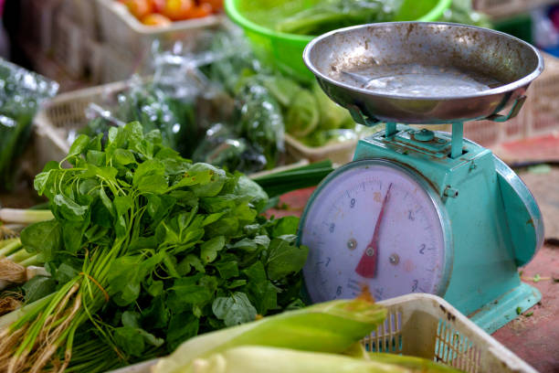 close-up of weighing scales at an asian morning market stall. - for sale industry farmers market market stall imagens e fotografias de stock