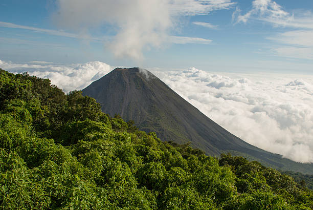 izalco национальный парк вулкан серро-верде сальвадор центральная америка - вулканология стоковые фото и изображения