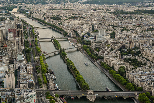 Beautiful view of Paris from the terrace of the Eiffel Tower from where you can admire breathtaking views of the French capital. In the middle of the Seine at the top of the island is the Statue of Liberty.