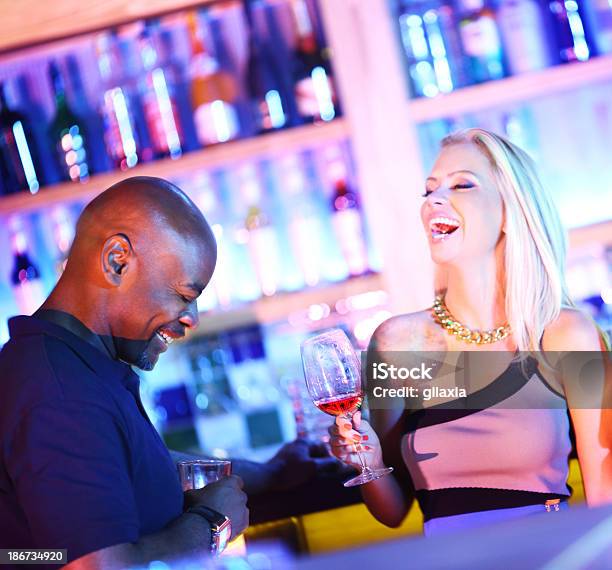 Dos Personas Divirtiéndose En El Bar Foto de stock y más banco de imágenes de 30-39 años - 30-39 años, 40-49 años, Adulto