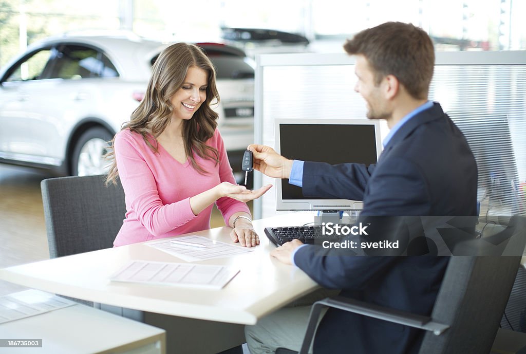 Femme, achat d'une voiture. - Photo de Neuf libre de droits