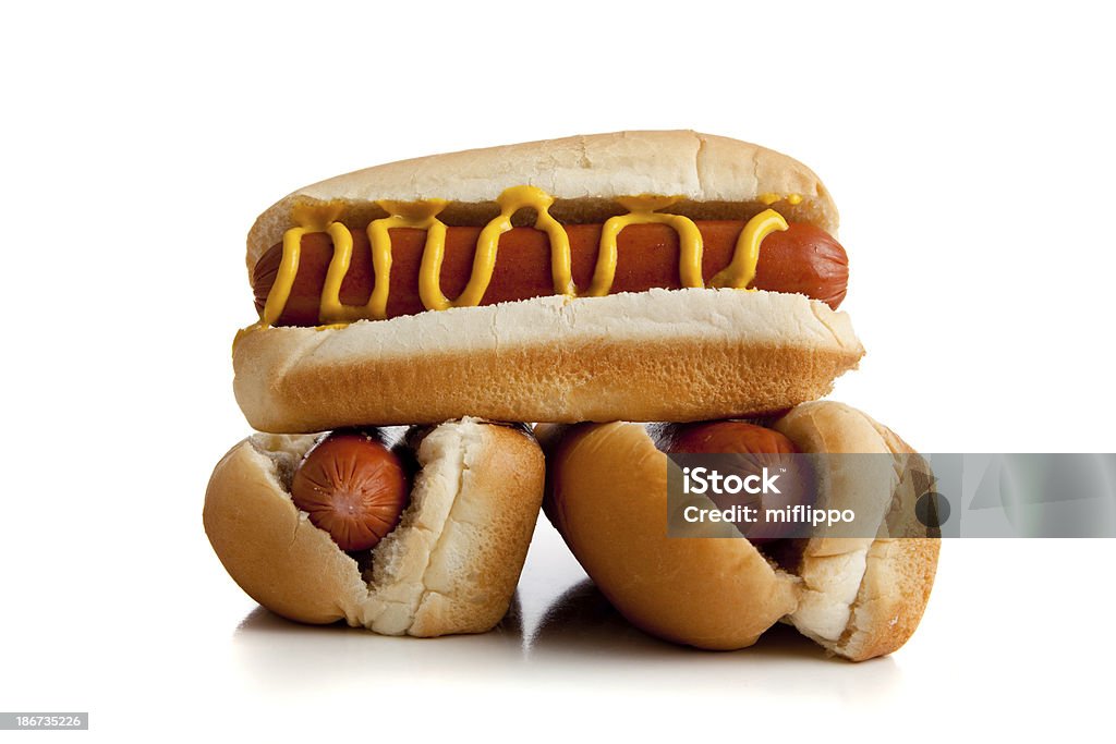 Un Hot-dog avec moutarde sur fond blanc - Photo de Aliment libre de droits