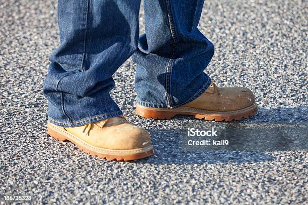 Botas De Trabalho - Fotografias de stock e mais imagens de Adulto - Adulto, Alfalto, Ao Ar Livre