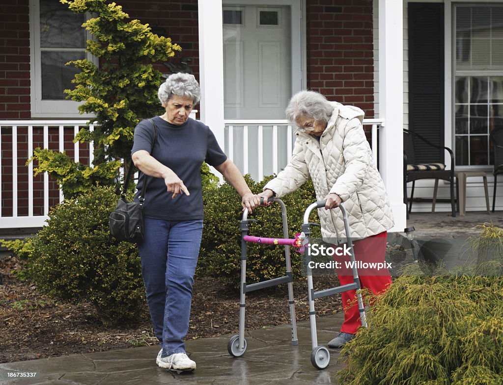 Aide familiale conduite Senior femme avec Démence - Photo de Pluie libre de droits