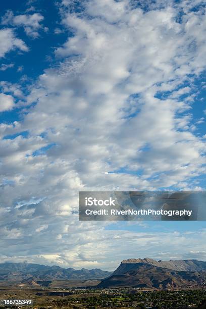 Furacão Utah Sob Céu Dramático - Fotografias de stock e mais imagens de Aldeia - Aldeia, Ao Ar Livre, Azul