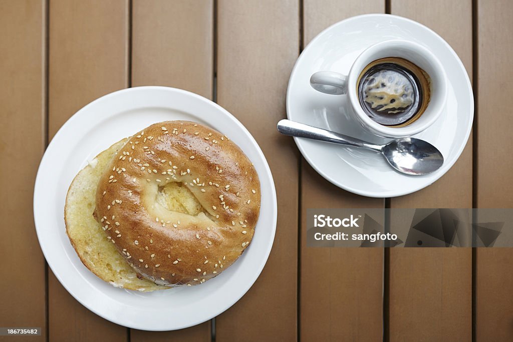 Bagel rodajas primer plano con café expresso, bebidas, vista superior - Foto de stock de Aire libre libre de derechos