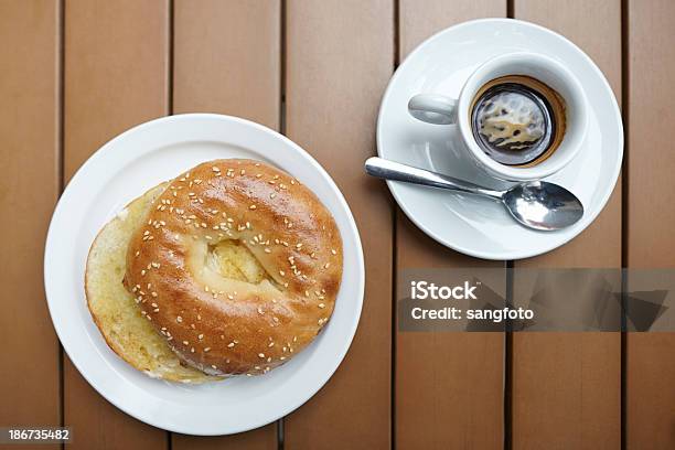 Foto de Closeup De Fatias De Pão Bagel De Café Com Bebida Vista Do Topo e mais fotos de stock de Alimentação Saudável