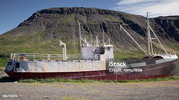 Destroços De Um Vaso Vermelho Situada Westfjords Islândia - Fotografias de stock e mais imagens de Abandonado