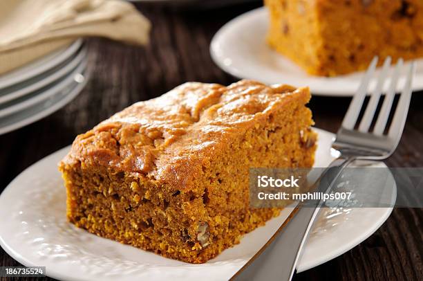 Pumpkin Pekannuss Und Kokosnusskuchen Stockfoto und mehr Bilder von Ingwerkuchen - Ingwerkuchen, Riesenkürbis, Kuchen