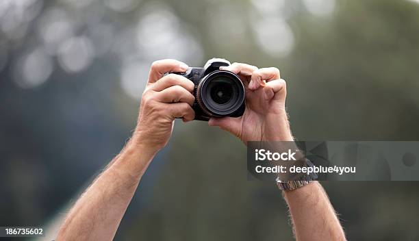 Fotógrafo Segurando Uma Câmera - Fotografias de stock e mais imagens de Câmara Digital - Câmara Digital, Adulto, Adulto maduro