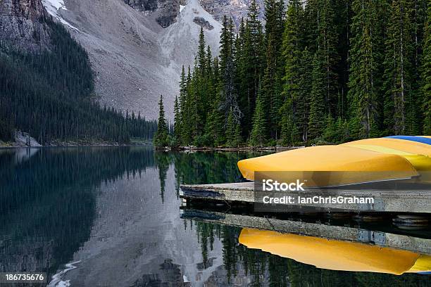 Lago Moraine - Fotografias de stock e mais imagens de Alberta - Alberta, Amanhecer, Ao Ar Livre