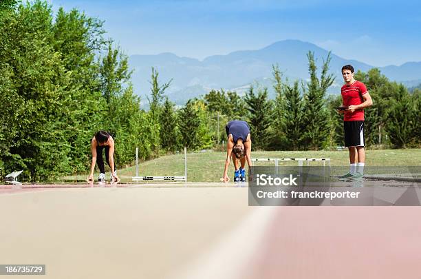 Läufer Am Startblock Vor Dem Rennen Stockfoto und mehr Bilder von Laufbahn - Laufbahn, Rennen - Körperliche Aktivität, Sportstrecke