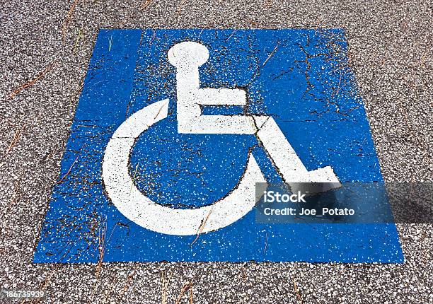 Espacio De Estacionamiento Accesibles Para Personas Con Discapacidades Foto de stock y más banco de imágenes de Accesibilidad para discapacitados