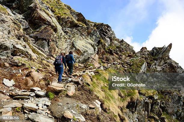 Mutter Und Tochter Wandern Auf Einer Felsigen Pfad Xxxl Stockfoto und mehr Bilder von Abenteuer