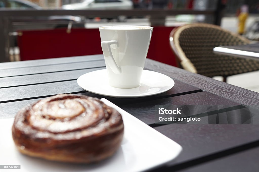 Patisserie Dinamarquesa na mesa com xícara de cappuccino - Foto de stock de Assado no Forno royalty-free