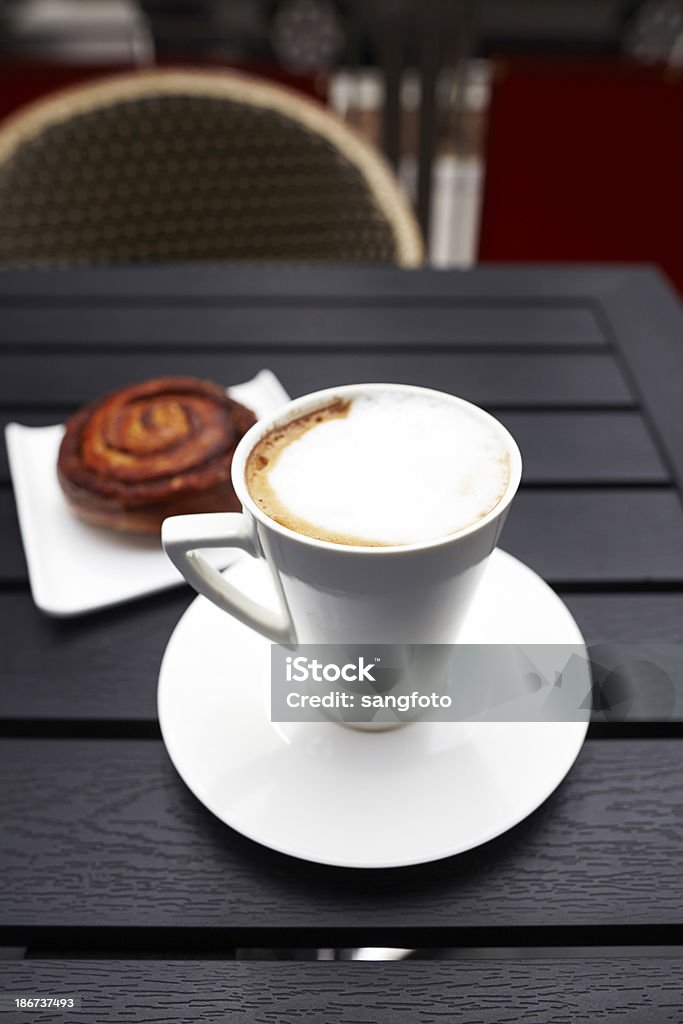 Cappuccino boisson et une pâtisserie danoise sur table - Photo de Aliment libre de droits