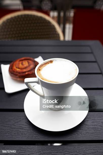 카푸치노 음료입니다 대니시 패스트리 테이블 0명에 대한 스톡 사진 및 기타 이미지 - 0명, 갈색, 검은색