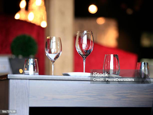 Foto de Copos De Vinho Na Mesa Do Restaurante e mais fotos de stock de Botar a Mesa - Botar a Mesa, Comemoração - Conceito, Comida e bebida