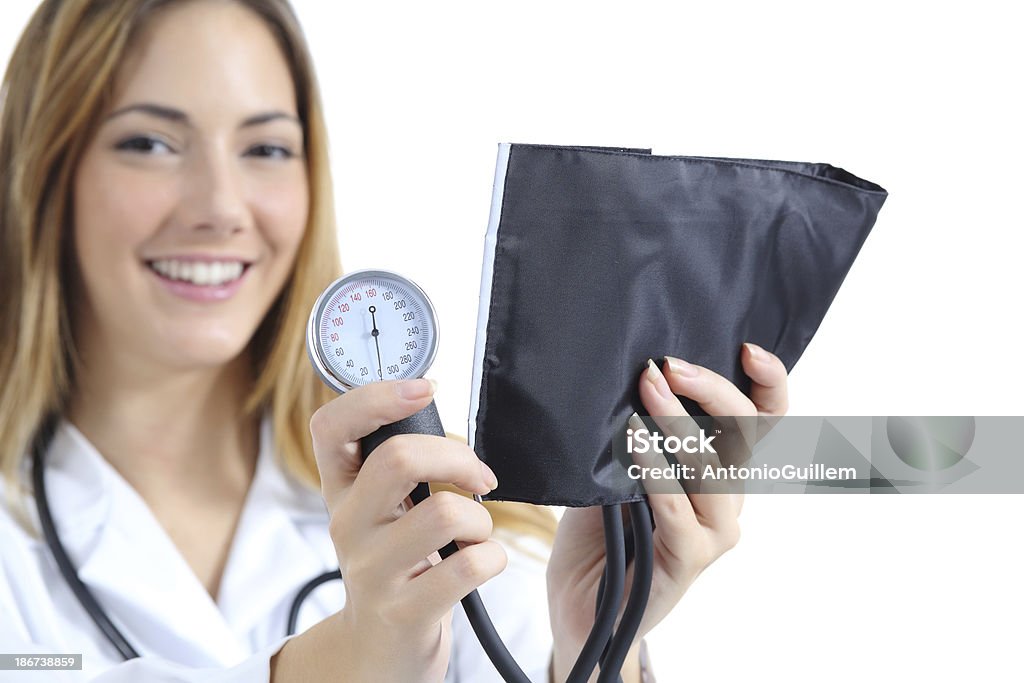 Mujer médico sostiene y mostrando una sphygmomanometer - Foto de stock de Adulto libre de derechos