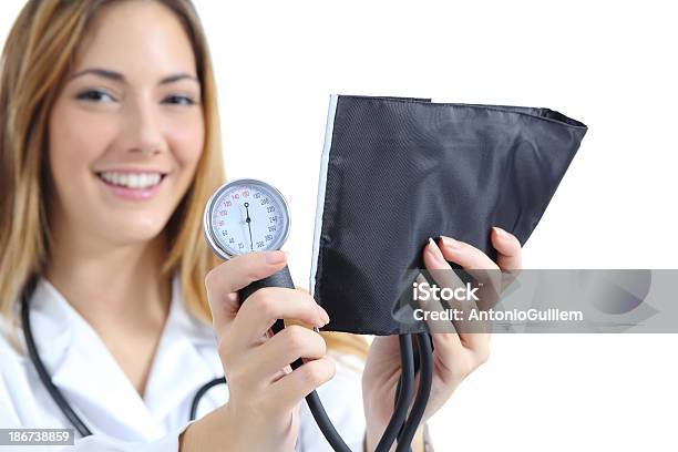 Mujer Médico Sostiene Y Mostrando Una Sphygmomanometer Foto de stock y más banco de imágenes de Adulto
