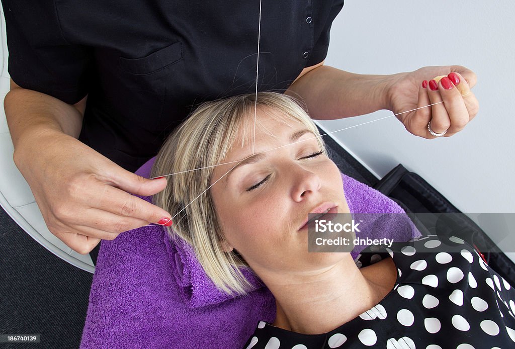 Удаление волос резьбонарезания - Стоковые фото Бровь роялти-фр�и