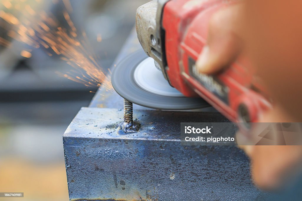 Esmeriladora de corte de metal con los trabajadores. Chispas y esmerilado de hierro - Foto de stock de Acero libre de derechos