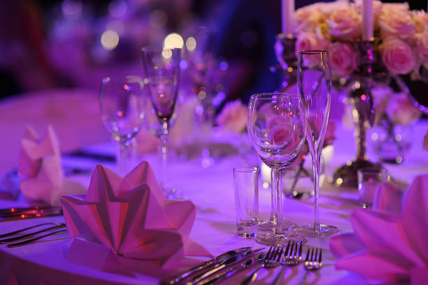 столовый сервиз для событий партии - restaurant banquet table wedding reception стоковые фото и изображения