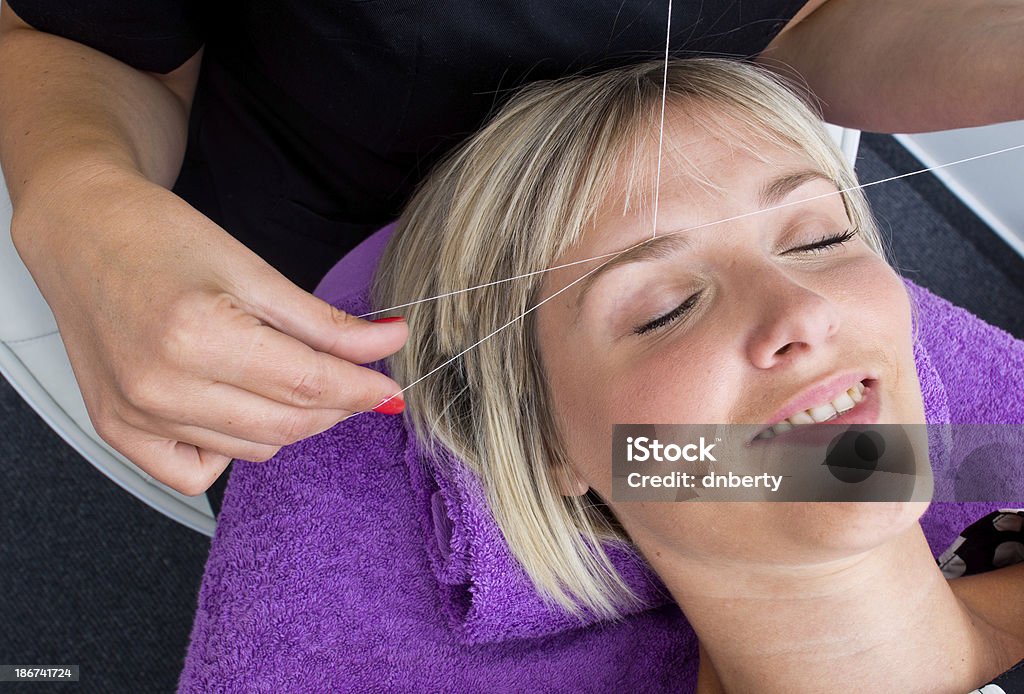Haarentfernung threading - Lizenzfrei Augenbrauen wachsen Stock-Foto