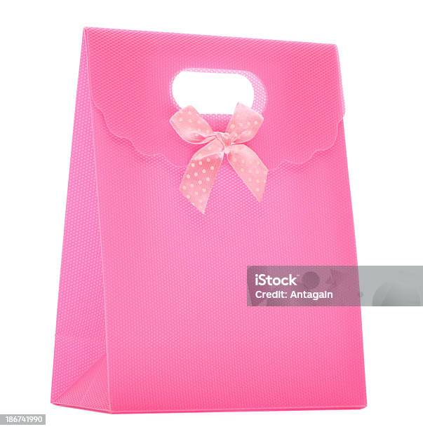 Розовый Подарок — стоковые фотографии и другие картинки Без людей - Без людей, Белый фон, Бумажный пакет