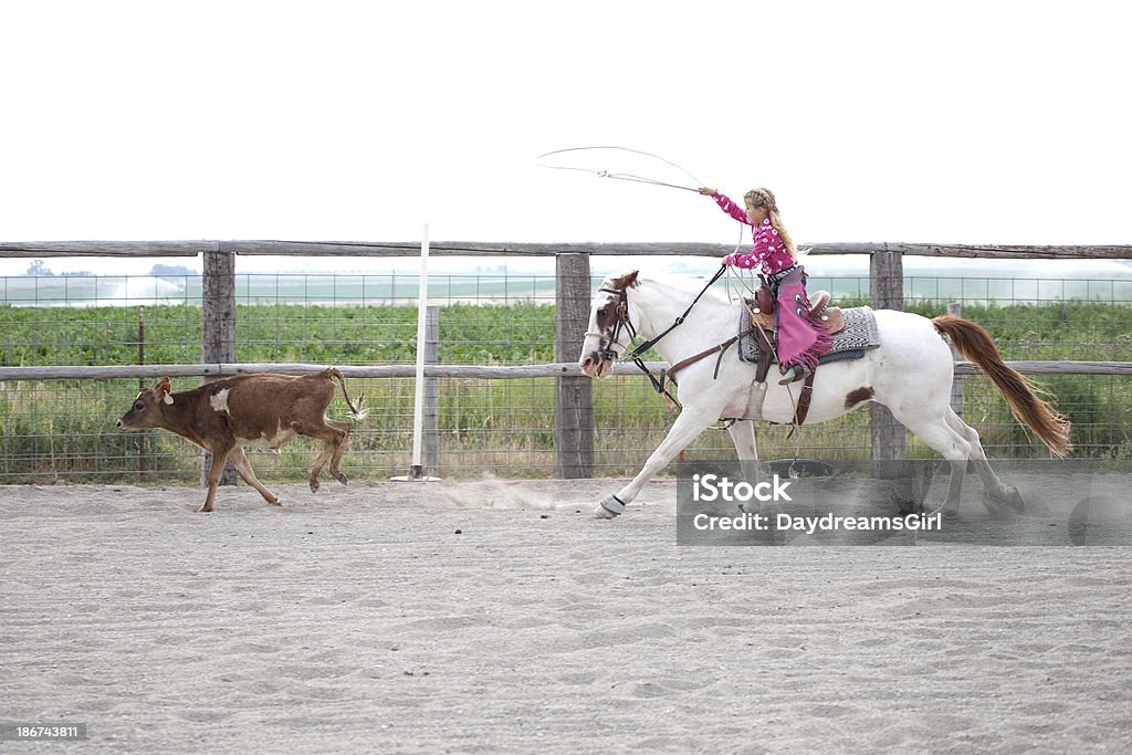 少女の乗馬、ロデオ馬の練習 Roping 自動車 - 乗馬のロイヤリティフリーストックフォト