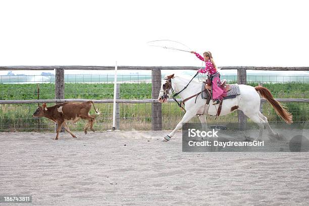 少女の乗馬ロデオ馬の練習 Roping 自動車 - 乗馬のストックフォトや画像を多数ご用意 - 乗馬, 子供, ウマ