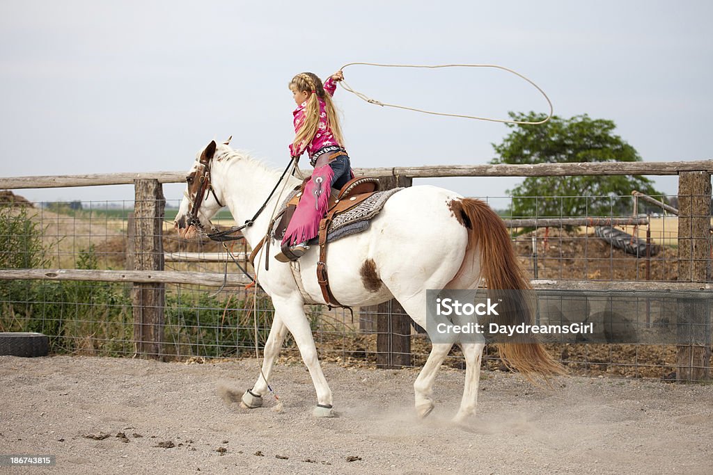 Маленький Ковбой-девушка в розовый Riding Horse Качаться лассо - Стоковые фото Девочки роялти-фри
