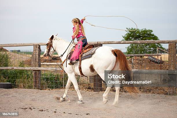 Маленький Ковбойдевушка В Розовый Riding Horse Качаться Лассо — стоковые фотографии и другие картинки Девочки