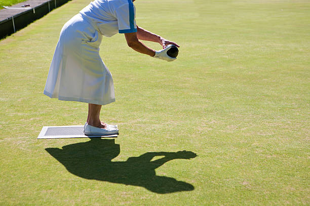 istock Senior lawn bowling on this sunny day 186743901