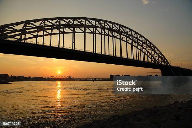 Nijmegen Most Drogowy W Zachód Słońca - zdjęcia stockowe i więcej obrazów Barka - Statek przemysłowy - Barka - Statek przemysłowy, Bez ludzi, Droga