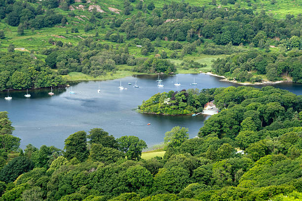 view of coniston water - old man of coniston foto e immagini stock