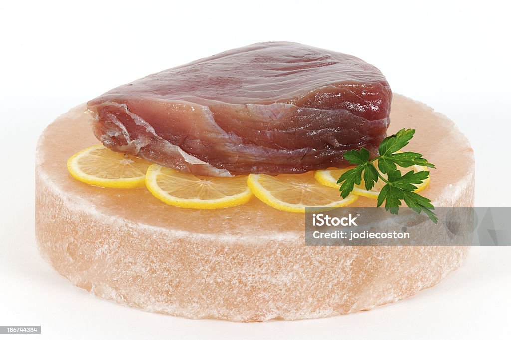 Bistecca di tonno Ahi e sale dell'Himalaya blocco - Foto stock royalty-free di Al sangue