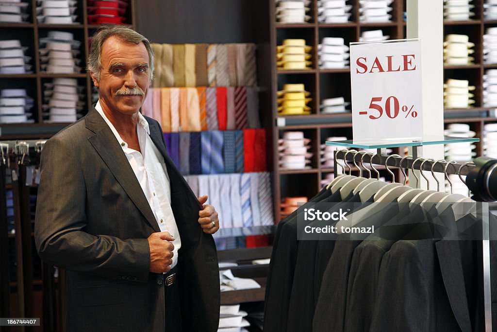 Homem de idade tentando novas terno - Foto de stock de Liquidação - Evento Comercial royalty-free