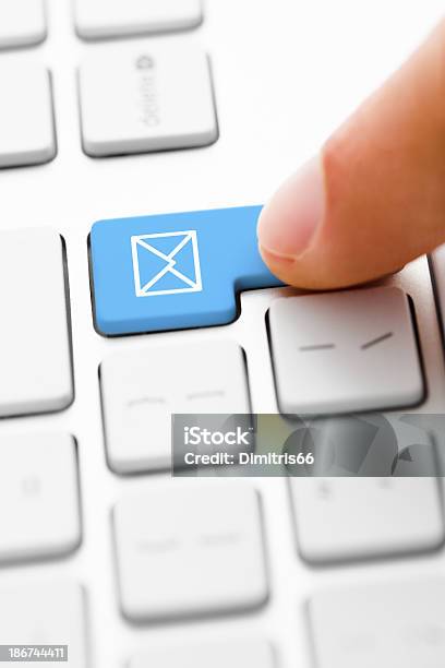 Dedo Pressionando Tecla De Email - Fotografias de stock e mais imagens de Internet - Internet, Votação, Azul