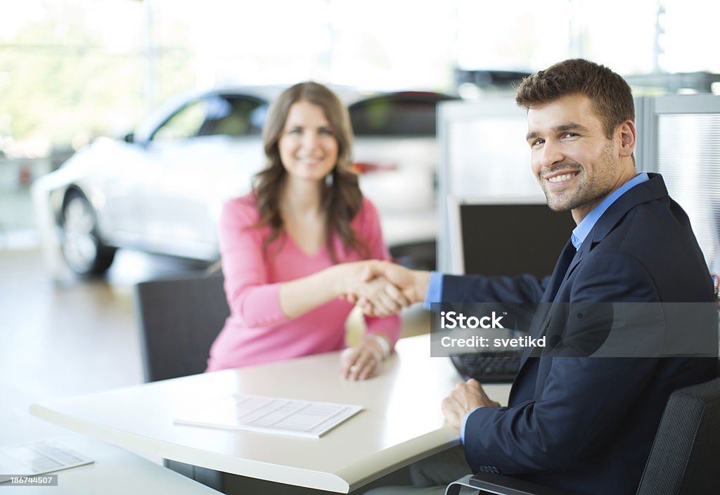 Femme, achat d'une voiture. - Photo de Accord - Concepts libre de droits