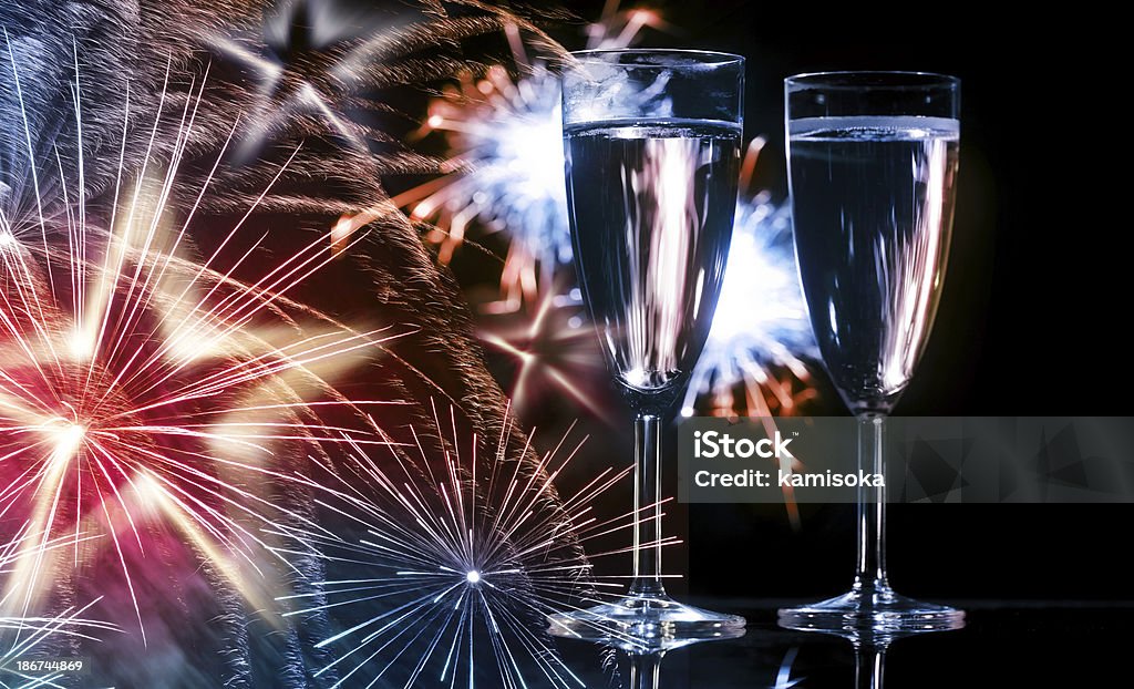 Copas de champaña frente a los fuegos artificiales y estrellas de Navidad - Foto de stock de Actuación - Representación libre de derechos