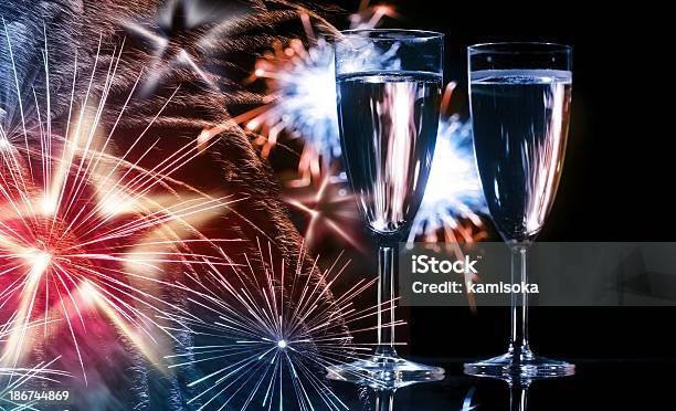 Photo libre de droit de Verres De Champagne En Face De Feux Dartifices Et Étoiles De Noël banque d'images et plus d'images libres de droit de Alcool