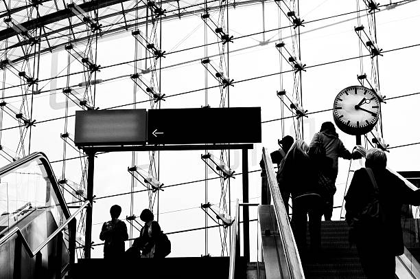 trabalhadores no metro station.black e branco - clock station people berlin germany imagens e fotografias de stock