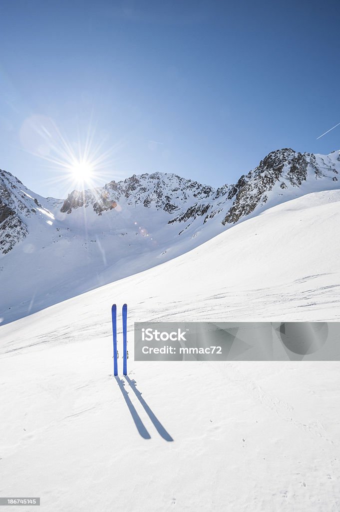 Paisagem de montanha do inverno com esqui - Foto de stock de Alpes europeus royalty-free