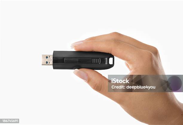 Frau Hand Mit Usbflashaufbewahrung Auf Weiß Stockfoto und mehr Bilder von USB Stick - USB Stick, USB-Kabel, Weißer Hintergrund