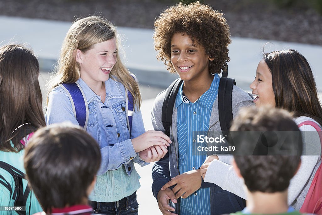 Studenti parlare all'aperto - Foto stock royalty-free di Scambio d'idee