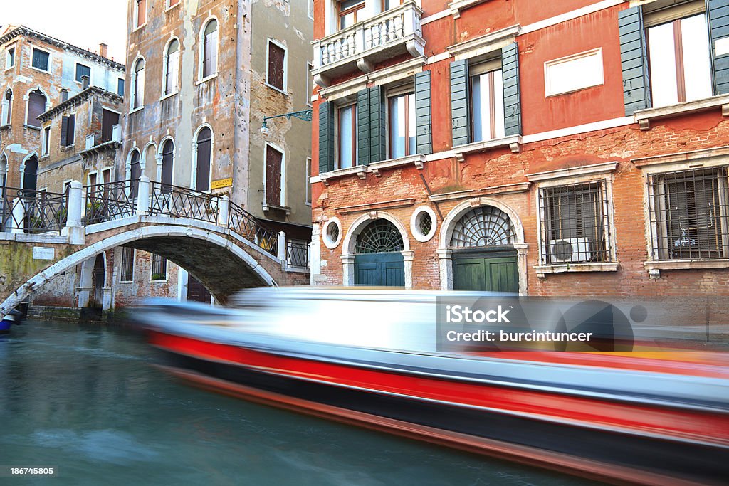 Barco y pase por el puente sobre el canal en Venecia - Foto de stock de Agua libre de derechos