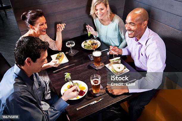 Due Coppie Di Mangiare In Un Ristorante - Fotografie stock e altre immagini di Ristorante - Ristorante, Scambio d'idee, Parlare